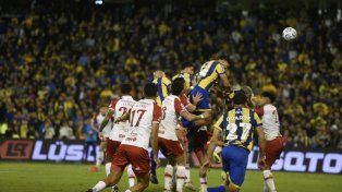 Central lo buscó de todas formas ante Huracán, también por arriba, sobre todo en el final.