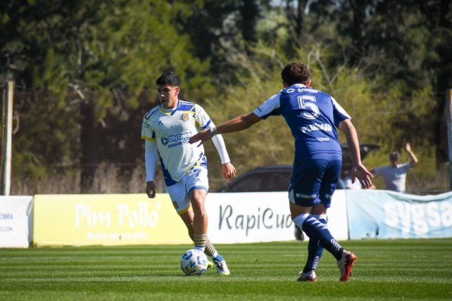 Tomás Salteño domina e intenta iniciar un avance para el Canalla. El volante fue el autor del primer gol de Central en La Plata.