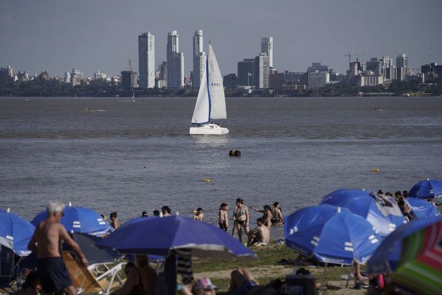 Altas temperaturas. Los rosarinos y visitantes coparon las playas y la costa central de la ciudad