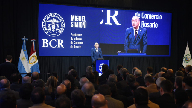 El primero en tomar la palabra fue el presidente de la Bolsa de Comercio, Miguel Simioni. El primero en tomar la palabra fue el presidente de la Bolsa de Comercio, Miguel Simioni.