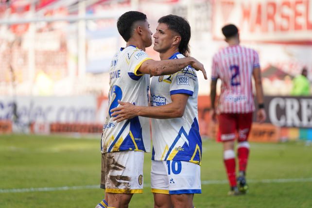 Malcorra se abraza con Giaccone, autor del gol contra Los Andes. Nacho es difícil, el Laucha podría ser.