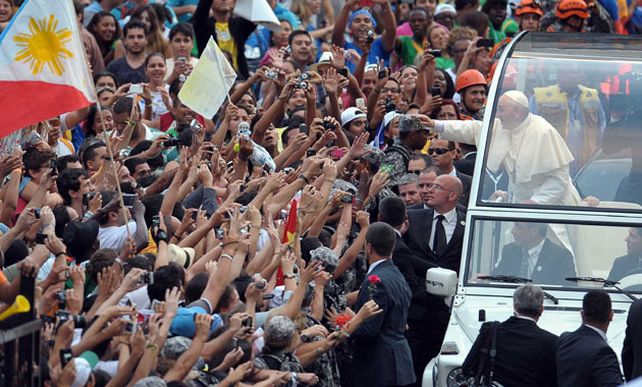 Jorge Bergoglio provocó una ola de euforia ayer en las calles de Rio de Janeiro.
