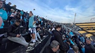 Los hinchas de Racing protagonizaron una tensa noche de Copa Libertadores en Montevideo.