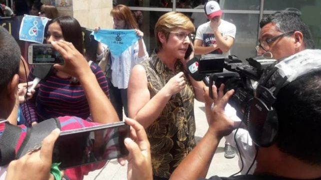 La diputada radical jujeña Gabriela Burgos encabezó una marcha provida en la puerta del hospital para impedir la interrupción legal del embarazo