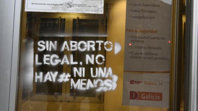 Las fotos de las pintadas con aerosol que ensuciaron fachadas de edificios públicos y privados