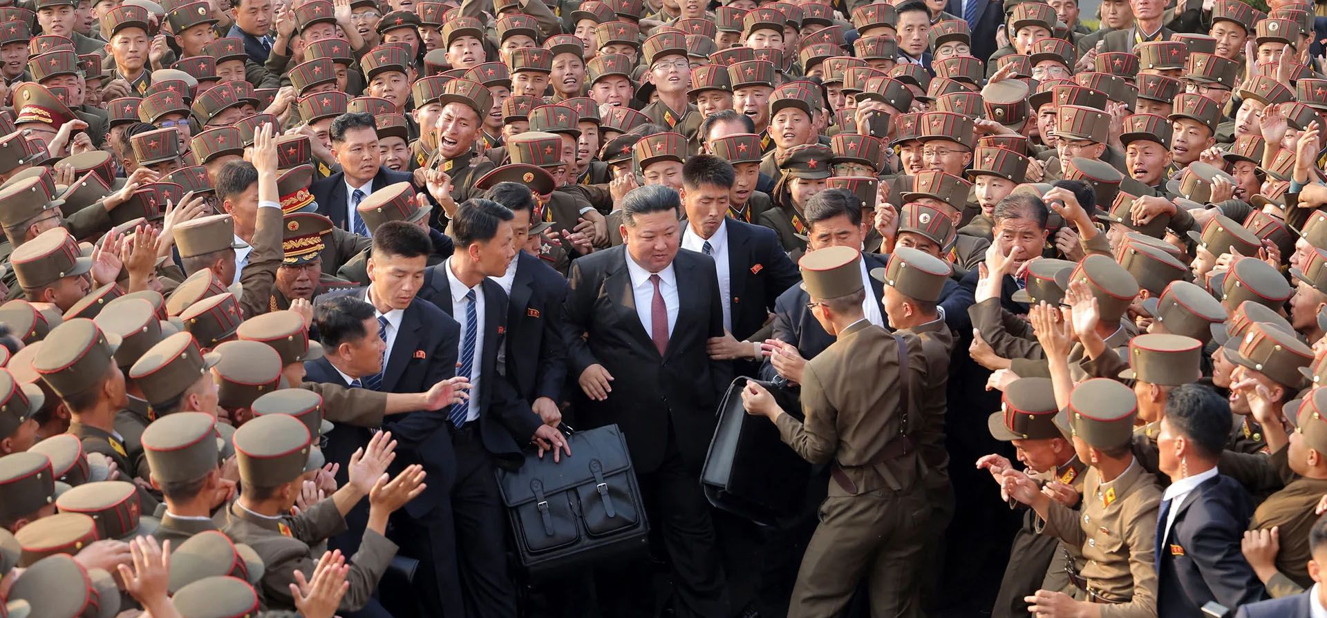 El líder norcoreano, Kim Jong-un, en el centro, visita la Universidad de Defensa Nacional Kim Jong-Un para su 60º aniversario de fundación, Pyongyang, Corea del Norte. Fotografía: KCNA vía KNS/AFP/Getty El líder norcoreano, Kim Jong-un, en el centro, visita la Universidad de Defensa Nacional Kim Jong-Un para su 60º aniversario de fundación, Pyongyang, Corea del Norte. Fotografía: KCNA vía KNS/AFP/Getty