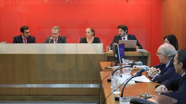 Discusión. El tribunal durante un tramo de la audiencia de ayer; hoy el debate se retomará a las 12.