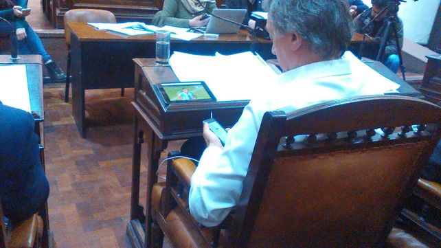 El concejal fue fotografiado con una tablet sobre su escritorio en plena sesión del Concejo.&nbsp;