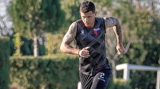 Bruno Bianchi podría irse de Colón, pero por ahora no hay acuerdo entre la dirigencia del Sabalero y la de Atlético Tucumán.