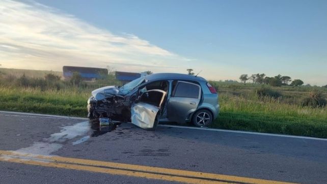 El costado izquierdo de la parte delantera del Fiat Punto muestra el fuerte impacto recibido al ser chocado por la moto