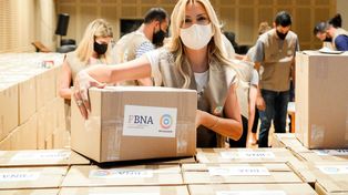 La primera dama Fabiola Yañez distribuyó productos navideños en hogares de niños