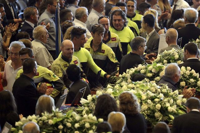 Multitudinario. El funeral público por 18 víctimas fue celebrado en un pabellón de exposiciones.