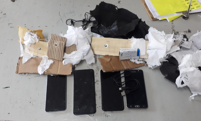 Los teléfonos celulares que estaban escondidos el posabrazos de la silla de rueda. 