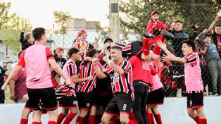 Tras los penales. Así celebraron los jugadores de Independiente de Chañar Ladeado.