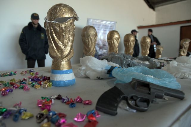 Traficaban droga en réplicas de la Copa del Mundo