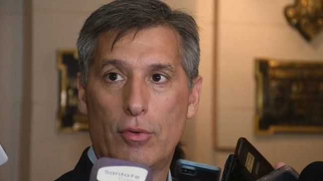 El ministro de Economía de Pullaro descartó un bono para los estatales provinciales