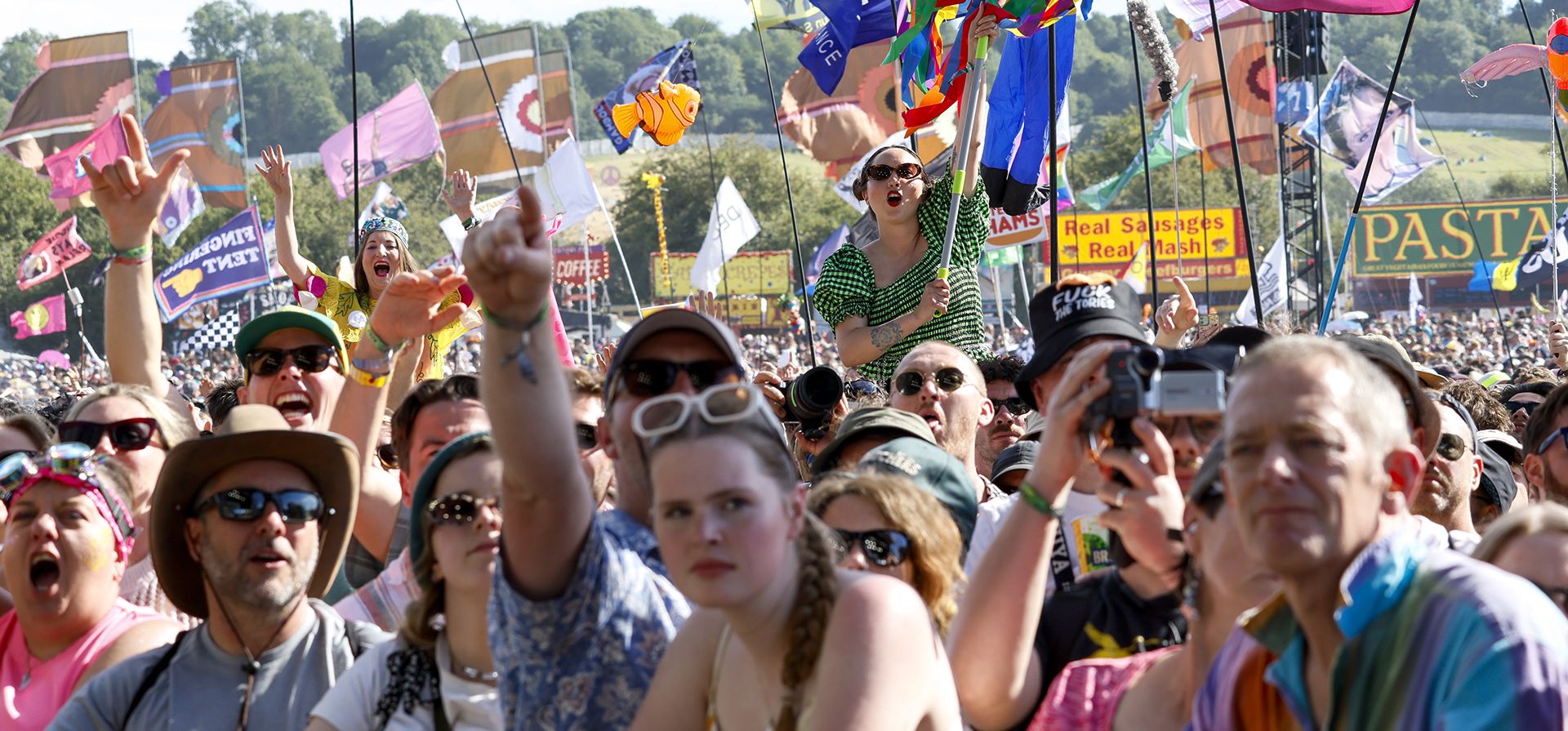 Asistentes al festival durante la actuación de Bloc Party en el Festival de Glastonbury en Worthy Farm, Somerset, Inglaterra, el sábado 29 de junio de 2024. (Joel C Ryan/Invision/AP)
