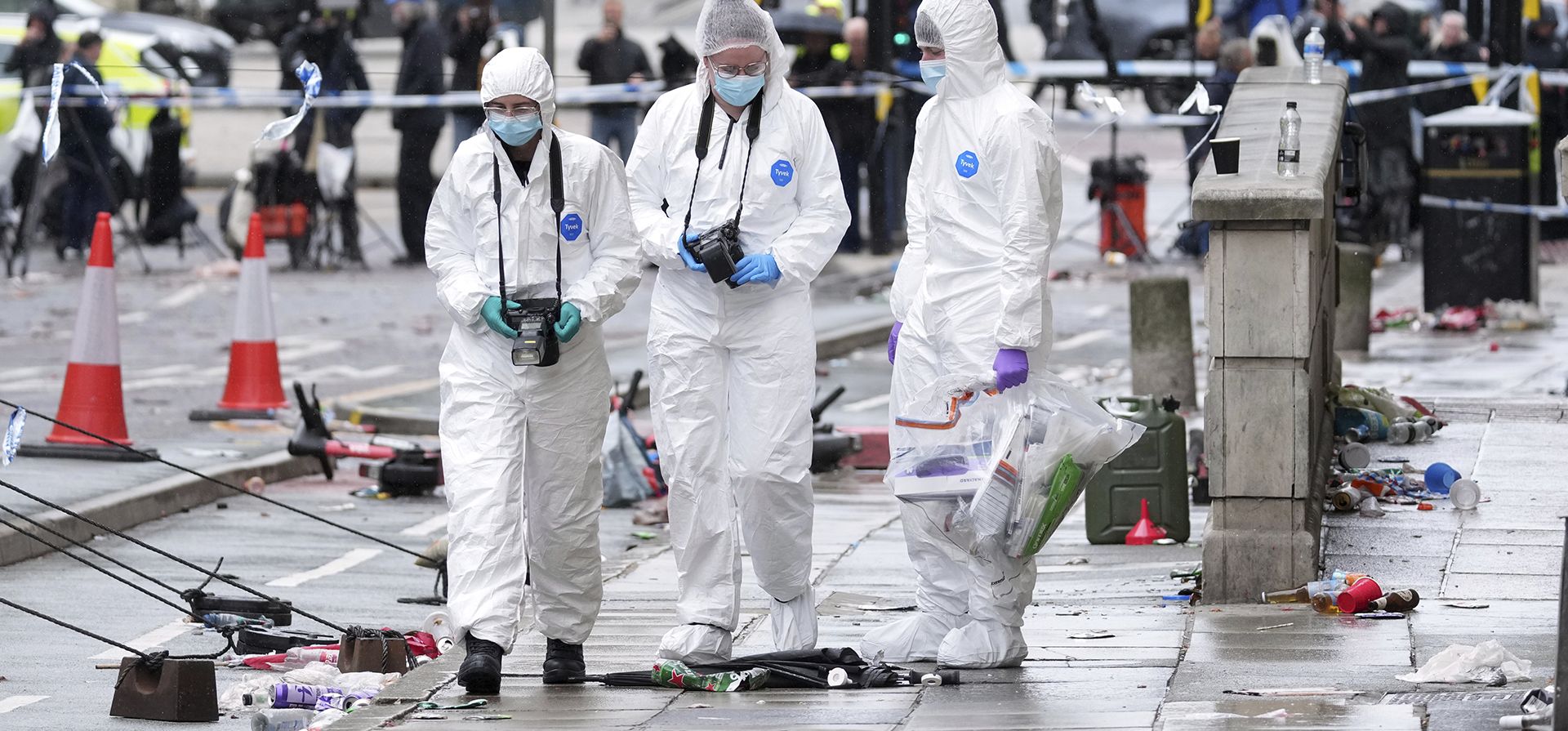 Forenses comienzan a examinar el lugar donde un hombre británico de 53 años atropelló con su minivan a un grupo de aficionados al fútbol del Liverpool que celebraban el campeonato de la Premier League de la ciudad el lunes, hiriendo a más de 45 personas, Inglaterra, el martes 27 de mayo de 2025. (Foto AP/Jon Super)