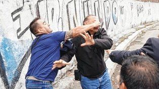 El ministro de Seguridad bonaerense, Sergio Berni, fue agredido este lunes al arribar a la protesta que un grupo de colectiveros&nbsp;