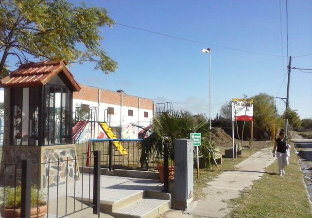 Terreno. La plaza contigua se denomina Virgen de la Paz.