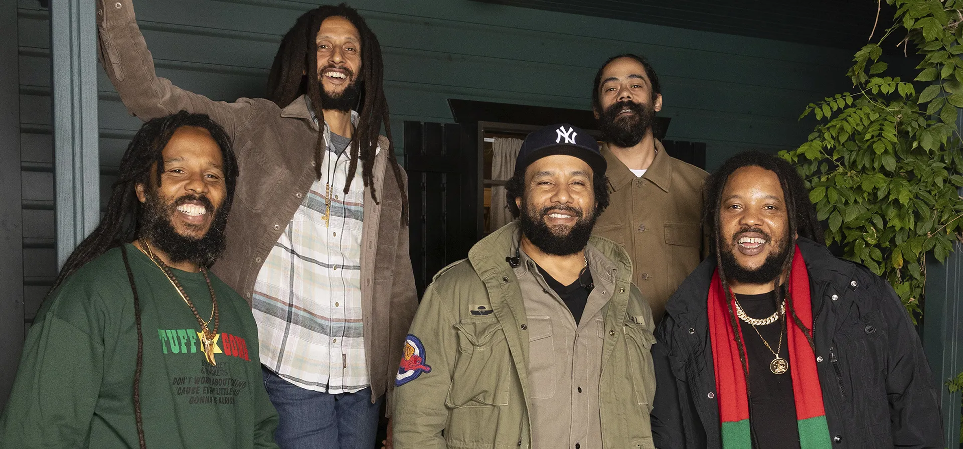 La descendencia del astro del reggae al completo, Ziggy Marley (izquierda), Julian Marley, Ky-Mani Marley, Damian Marley y Stephen Marley posan para un retrato el domingo 22 de septiembre de 2024 en Nueva York. (Foto de Matt Licari/Invision/AP)