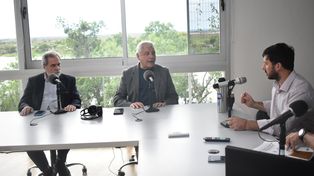 Carlos Fara y Carlos Germano. Los analistas pasaron por el estudio de UNO 106.3.&nbsp;