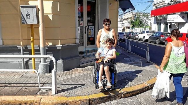 Carla Zapletal recorre Paraná &nbsp;y muestra la falta de rampas