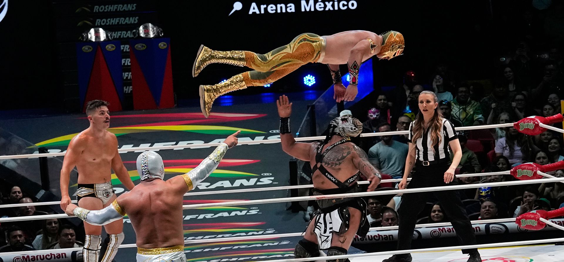 El luchador Máscara Dorada vuela sobre The Beast Mortos, mientras Sammy Guevara (izquierda) y Místico (de espaldas), se enfrentan en el México Arena, en la Ciudad de México, el 26 de junio de 2026. (AP Foto/Marco Ugarte) El luchador Máscara Dorada vuela sobre The Beast Mortos, mientras Sammy Guevara (izquierda) y Místico (de espaldas), se enfrentan en el México Arena, en la Ciudad de México, el 26 de junio de 2026. (AP Foto/Marco Ugarte)