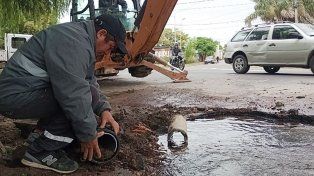Se registra baja presión o falta de suministro en las vecinales de la zona sur de Paraná. Se trabaja en la reparación de un caño en Avenida de las Amércicas&nbsp;