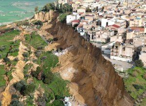 Un pueblo italiano quedó al borde de un precipicio tras un deslave