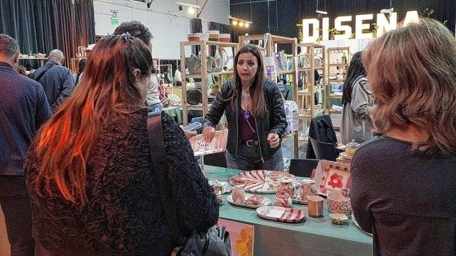 Diseña Paraná reunió a más de 80 emprendedores y convocó a numerosos visitantes.