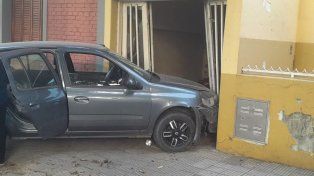 Un auto chocó contra un árbol y la puerta de un garaje en Paraná.