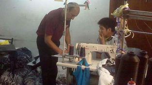 Talleres textiles de marcas reconocidas les cobraban a sus obreros para dormir