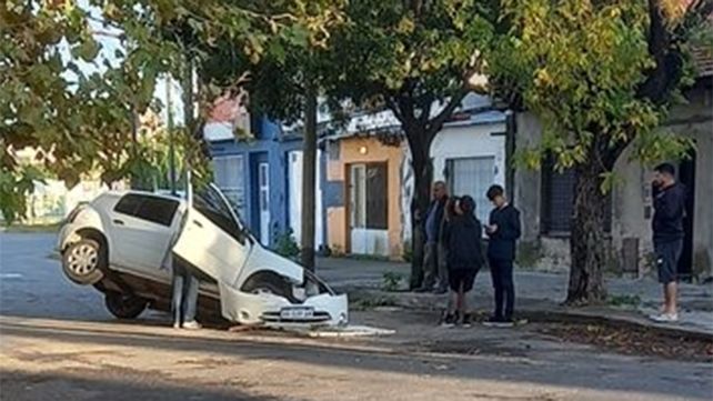 El vehículo cayó en un&nbsp; pozo en calle Gorriti.