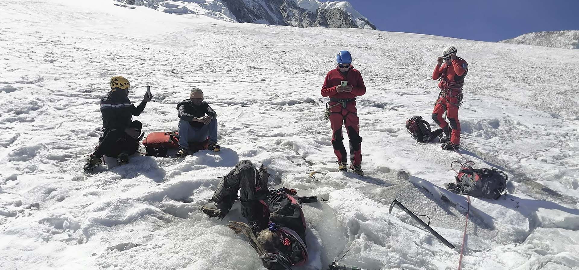 Agentes de la Policía Nacional de Perú rodean el cuerpo de quien identificaron como el montañista estadounidense William Stampfl, en la montaña Huascarán en Huraz, Perú, el 5 de julio de 2024. Las autoridades peruanas anunciaron el martes 9 de julio de 2024 que han encontrado el cuerpo momificado del hombre estadounidense que murió hace 22 años, junto con otros dos alpinistas estadounidenses, después de que los tres quedaran atrapados en una avalancha mientras intentaban escalar la montaña más alta de Perú. (Policía Nacional de Perú vía AP) Agentes de la Policía Nacional de Perú rodean el cuerpo de quien identificaron como el montañista estadounidense William Stampfl, en la montaña Huascarán en Huraz, Perú, el 5 de julio de 2024. Las autoridades peruanas anunciaron el martes 9 de julio de 2024 que han encontrado el cuerpo momificado del hombre estadounidense que murió hace 22 años, junto con otros dos alpinistas estadounidenses, después de que los tres quedaran atrapados en una avalancha mientras intentaban escalar la montaña más alta de Perú. (Policía Nacional de Perú vía AP)