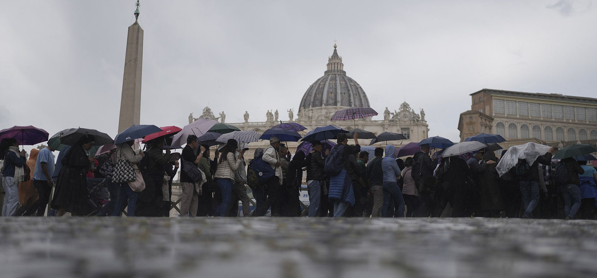 Fieles esperan en fila bajo la lluvia para ver al Papa Francisco velado en la Basílica de San Pedro, en el Vaticano, el jueves 24 de abril de 2025. (Foto AP/Markus Schreiber) Fieles esperan en fila bajo la lluvia para ver al Papa Francisco velado en la Basílica de San Pedro, en el Vaticano, el jueves 24 de abril de 2025. (Foto AP/Markus Schreiber)
