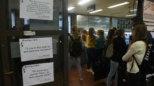 Los afiches con los discursos violentos están pegados en la puerta de la cafetería de la facultad.