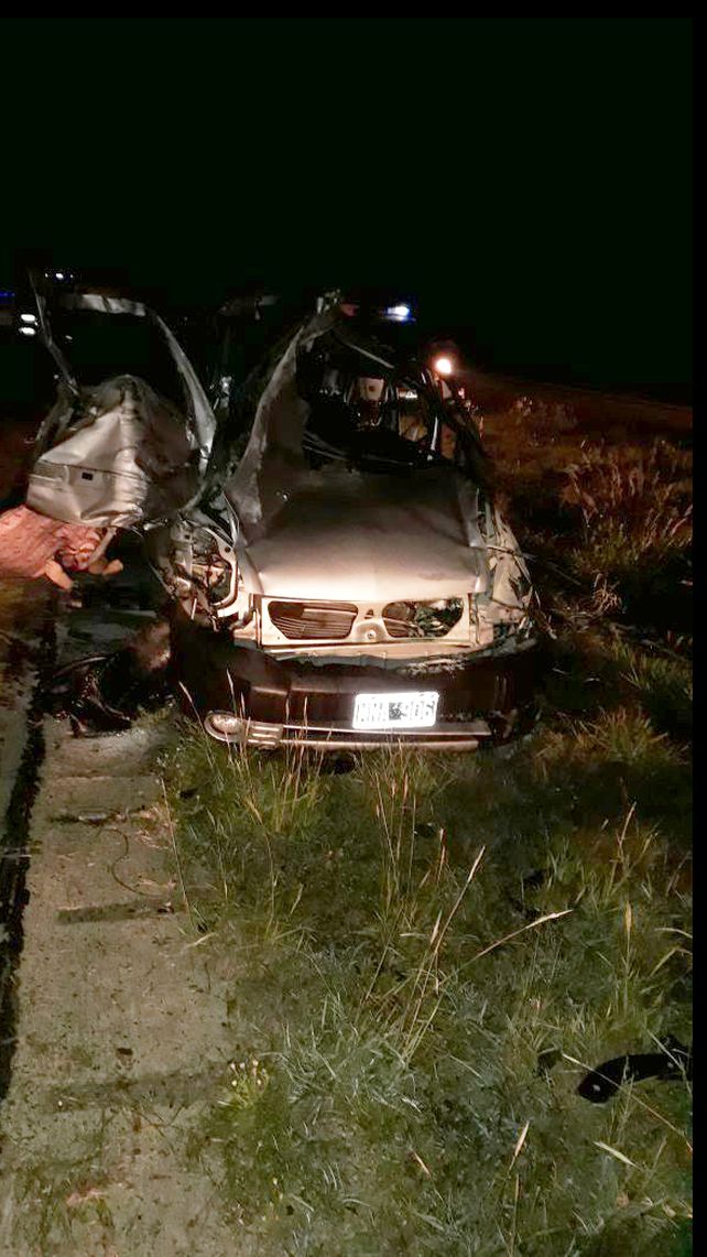 Seis muertos. En la Kangoo viajaban siete personas y se salvó la conductora.