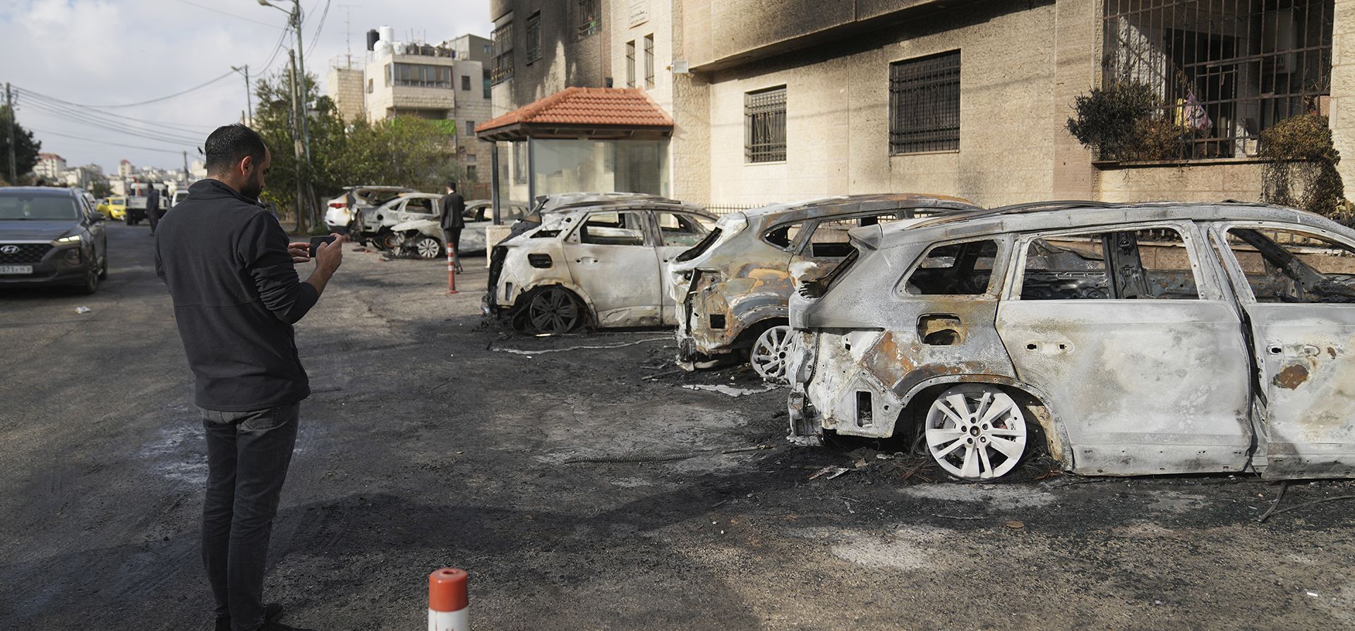 Palestinos inspeccionan vehículos que fueron quemados durante un ataque matutino por parte de colonos israelíes, que dejó al menos 18 vehículos quemados, en las afueras de la ciudad cisjordana de al-Bireh el lunes 4 de noviembre de 2024. (Foto AP/Nasser Nasser) Palestinos inspeccionan vehículos que fueron quemados durante un ataque matutino por parte de colonos israelíes, que dejó al menos 18 vehículos quemados, en las afueras de la ciudad cisjordana de al-Bireh el lunes 4 de noviembre de 2024. (Foto AP/Nasser Nasser)
