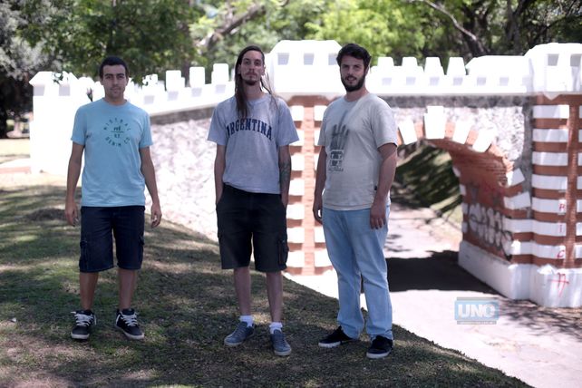 {altText(Simón, <i>Flaco </i>y&nbsp;Sergio integrantes de la cooperativa cultural que organiza el #E4T. Foto <b>UNO</b> Juan Ignacio Pereira.&nbsp;,Más de 200 personas trabajarán en el Encuentro del Cuarto Tipo )}