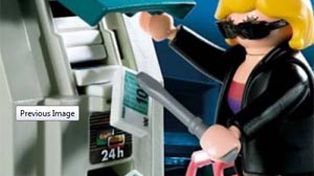 Polémica por un modelo de los famosos juguetes Playmobil que recrea un asalto a un banco