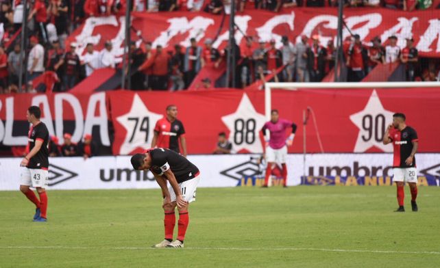 Newells sucumbió por su propia impericia y quedó eliminado
