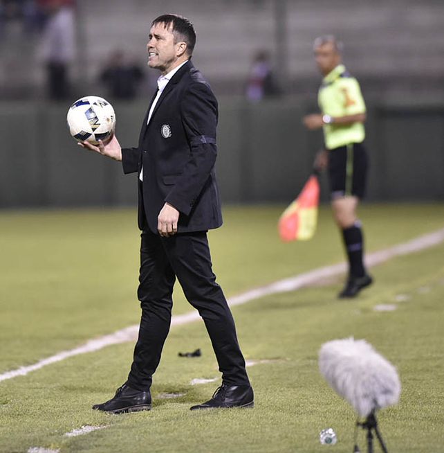 El dueño de la pelota. Coudet quedó muy conforme con el rendimiento del equipo.