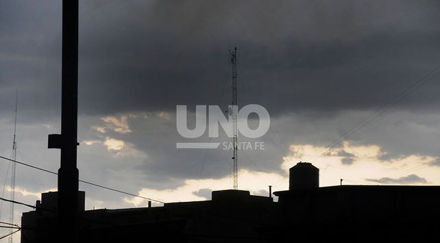 Se hizo de noche en Santa Fe y continúa vigente un alerta por tormentas
