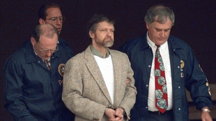 Unabomber se retira de una de las audiencias judiciales en 1996. Sería condenado a cadena perpetua en 1998.