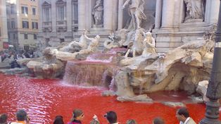 Vuelven a te&ntilde;ir de rojo la Fontana di Trevi