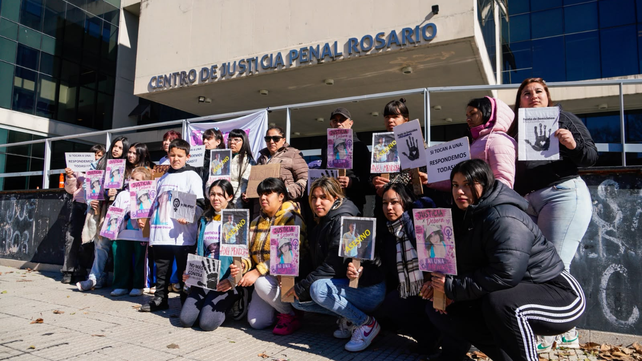 Familiares y amigos de Débora Bordón a la espera de la audiencia en el Centro de Justicia Penal