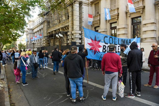 Calle Santa Fe frente a la sede de Gobernación estaba cortada al tránsito por una manifestación.&nbsp;