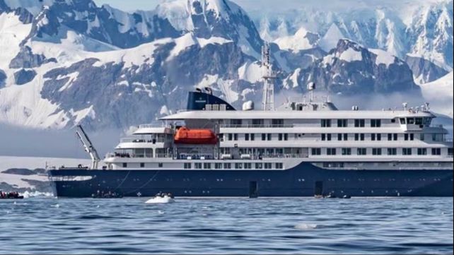 El buque con enfermos de hantavirus partió desde Tierra del Fuego.