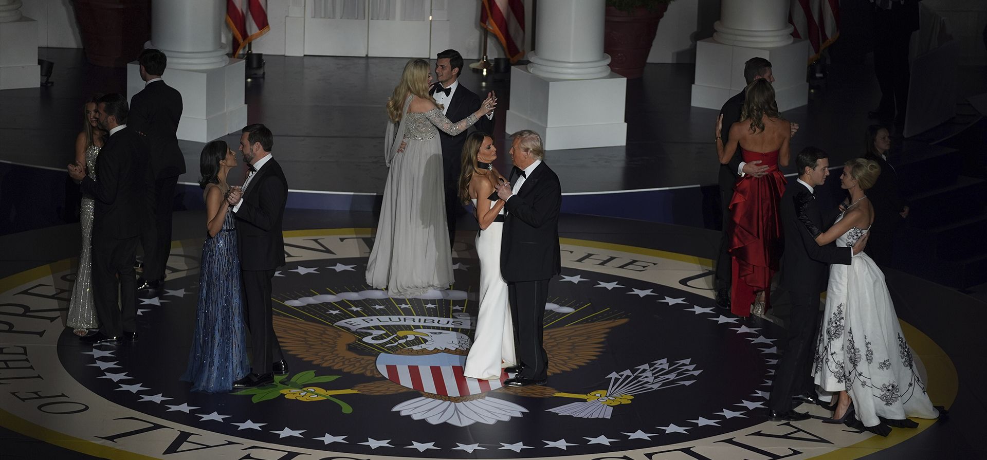 El presidente Donald Trump y la primera dama Melania Trump, el vicepresidente JD Vance y la segunda dama Usha Vance, bailan con otros miembros de su familia en el Starlight Ball, parte de la 60.a investidura presidencial, el martes 21 de enero de 2025, en Washington. (Foto AP/Evan Vucci) El presidente Donald Trump y la primera dama Melania Trump, el vicepresidente JD Vance y la segunda dama Usha Vance, bailan con otros miembros de su familia en el Starlight Ball, parte de la 60.a investidura presidencial, el martes 21 de enero de 2025, en Washington. (Foto AP/Evan Vucci)